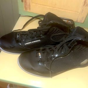 Black Under Armour tennis shoes